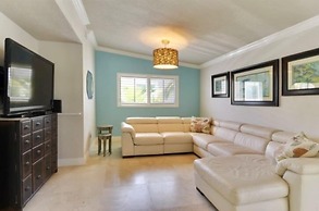 Beautifully Remodeled Roomy Single Family Stilt Home, 2 Bedroom Home b