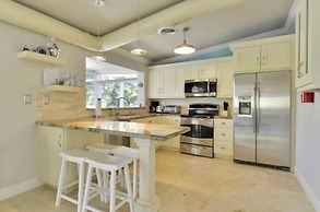 Beautifully Remodeled Roomy Single Family Stilt Home, 2 Bedroom Home b