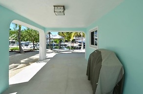 Beautifully Remodeled Roomy Single Family Stilt Home, 2 Bedroom Home b