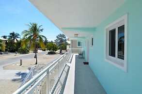Beautifully Remodeled Roomy Single Family Stilt Home, 2 Bedroom Home b