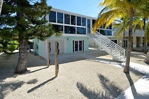 Beautifully Remodeled Roomy Single Family Stilt Home, 2 Bedroom Home b