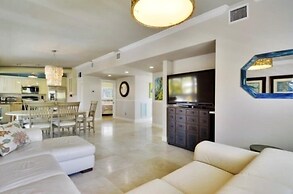 Beautifully Remodeled Roomy Single Family Stilt Home, 2 Bedroom Home b