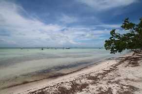 Beautifully Remodeled Roomy Single Family Stilt Home, 2 Bedroom Home b