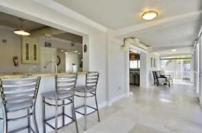 Beautifully Remodeled Roomy Single Family Stilt Home, 2 Bedroom Home b