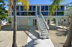 Beautifully Remodeled Roomy Single Family Stilt Home, 2 Bedroom Home b