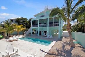 Waterfront Home With Swimming Pool 4 Bedroom Home by RedAwning