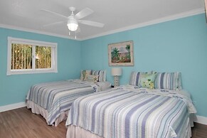 Waterfront Home With Swimming Pool 4 Bedroom Home by RedAwning