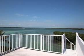 Waterfront Home With Swimming Pool 4 Bedroom Home by RedAwning