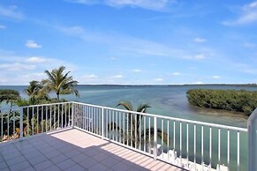 Waterfront Home With Swimming Pool 4 Bedroom Home by RedAwning