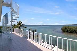 Waterfront Home With Swimming Pool 4 Bedroom Home by RedAwning