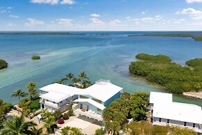 Waterfront Home With Swimming Pool 4 Bedroom Home by RedAwning