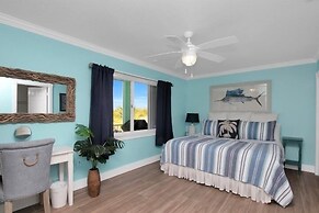 Waterfront Home With Swimming Pool 4 Bedroom Home by RedAwning