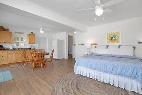 Waterfront Home With Swimming Pool 4 Bedroom Home by RedAwning