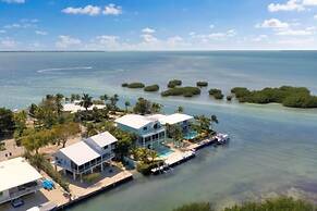 Waterfront Home With Swimming Pool 4 Bedroom Home by RedAwning