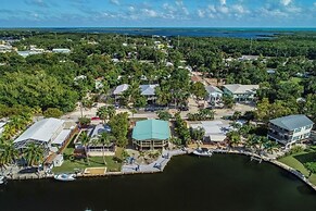 Beautiful Updated Stilted Home Makes For A Super Getaway. 3 Bedroom Ho