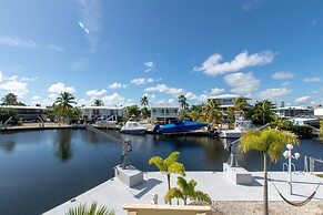 Beautiful Updated Stilted Home Makes For A Super Getaway. 3 Bedroom Ho