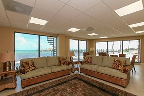 Beautiful Unit In One Of The Most Prestigious Condo Complex In Islamor