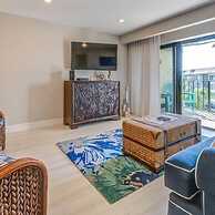 Beautiful Unit In One Of The Most Prestigious Condo Complex In Islamor