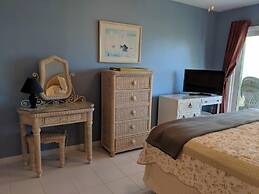 1 bedroom unit with a nice view of the Florida bay. 1 Condo by RedAwni