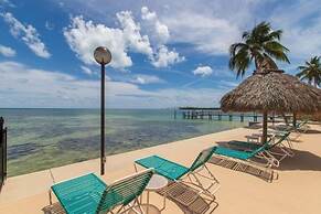 Picturesque 2 Bedroom Condo with Fabulous Ocean Views. 2 Condo by RedA