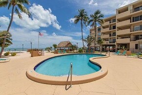 Picturesque 2 Bedroom Condo with Fabulous Ocean Views. 2 Condo by RedA