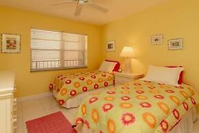 Picturesque 2 Bedroom Condo with Fabulous Ocean Views. 2 Condo by RedA