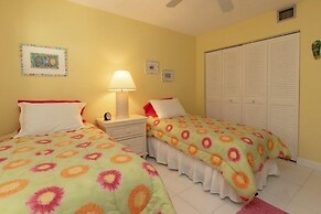 Picturesque 2 Bedroom Condo with Fabulous Ocean Views. 2 Condo by RedA