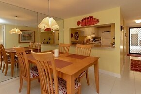 Picturesque 2 Bedroom Condo with Fabulous Ocean Views. 2 Condo by RedA