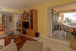 Picturesque 2 Bedroom Condo with Fabulous Ocean Views. 2 Condo by RedA