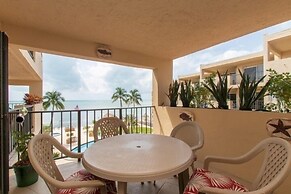 Picturesque 2 Bedroom Condo with Fabulous Ocean Views. 2 Condo by RedA
