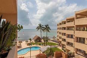 Picturesque 2 Bedroom Condo with Fabulous Ocean Views. 2 Condo by RedA