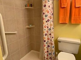 Picturesque 2 Bedroom Condo with Fabulous Ocean Views. 2 Condo by RedA