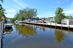 Beautiful 2 bedroom with Boat Slip 2 Home by RedAwning