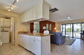 Beautiful 2 bedroom with Boat Slip 2 Home by RedAwning