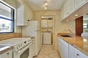 Beautiful 2 bedroom with Boat Slip 2 Home by RedAwning