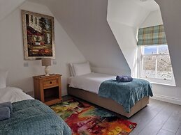 Kildonan House Village Centre Sleep 8 With hot tub