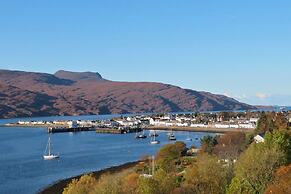 Kildonan House Village Centre Sleep 8 With hot tub