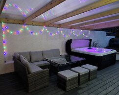 Kildonan House Village Centre Sleep 8 With hot tub