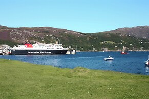 Kildonan House Village Centre Sleep 8 With hot tub