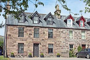 Kildonan House Village Centre Sleep 8 With hot tub