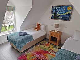 Kildonan House Village Centre Sleep 8 With hot tub