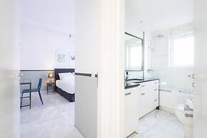 Elegant Coastal Haven Fully Renovated 3-bedroom Apartment