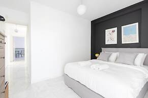 Elegant Coastal Haven Fully Renovated 3-bedroom Apartment