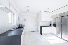 Elegant Coastal Haven Fully Renovated 3-bedroom Apartment