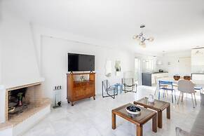 Elegant Coastal Haven Fully Renovated 3-bedroom Apartment