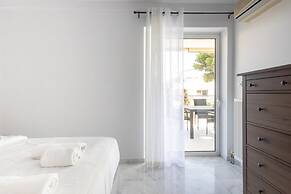 Elegant Coastal Haven Fully Renovated 3-bedroom Apartment