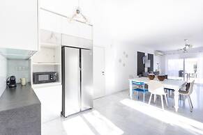 Elegant Coastal Haven Fully Renovated 3-bedroom Apartment