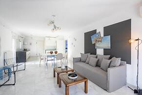 Elegant Coastal Haven Fully Renovated 3-bedroom Apartment