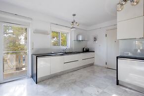 Elegant Coastal Haven Fully Renovated 3-bedroom Apartment