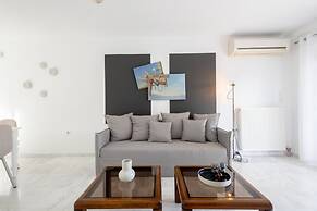 Elegant Coastal Haven Fully Renovated 3-bedroom Apartment